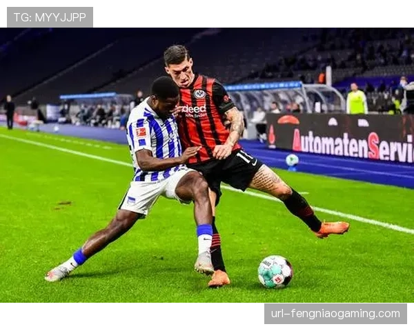 特写镜头：柏林赫塔保级成功后，老教练与妻子在看台相拥